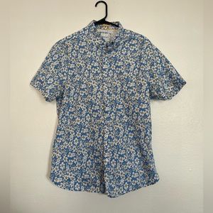 Hardly ever worn. Selling clothes as I’m moving. Shoot me an offer!